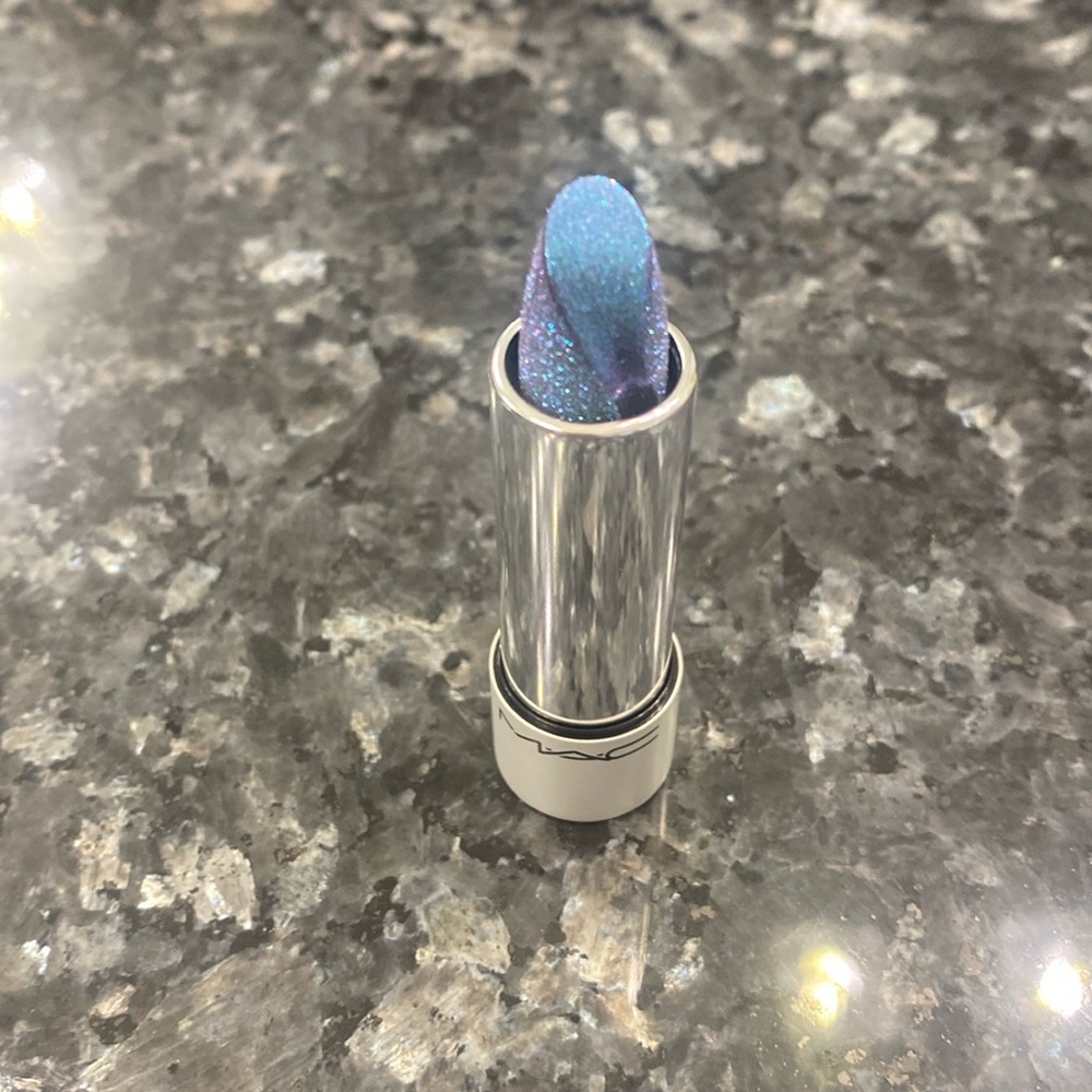 Fizzy lip balm
